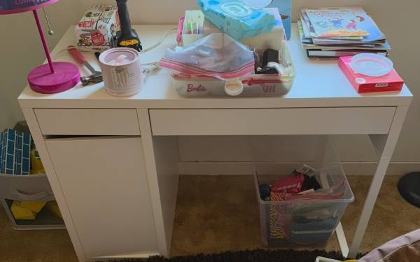 Free desk, missing shelf inside. Only desk is available nothing on top 1