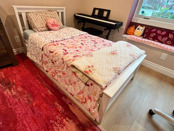 Twin Solid Wood Platform Bed with Trundle and 2 mattresses 1