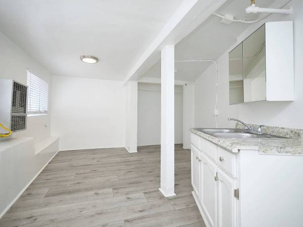 Shared Restroom | Remodled | Power and Gas Included (Los Angeles) 1