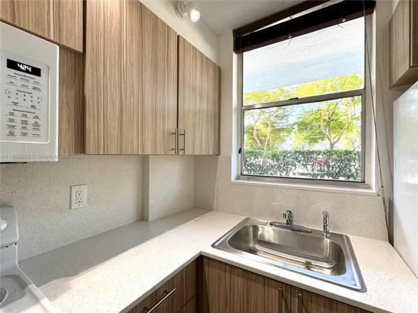 $189,000 / 1br - Charming 1Bed/1Bath with private terrace, parking, pool and gym (North Bay Village)64002015848066123