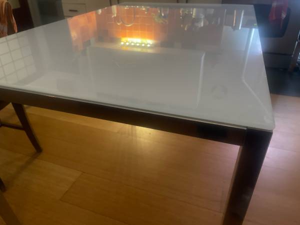 Mesa de vidrio blanco - $50 (Nueva York)63435960832771122