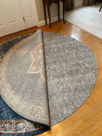 8’ Round Rug with padding 1