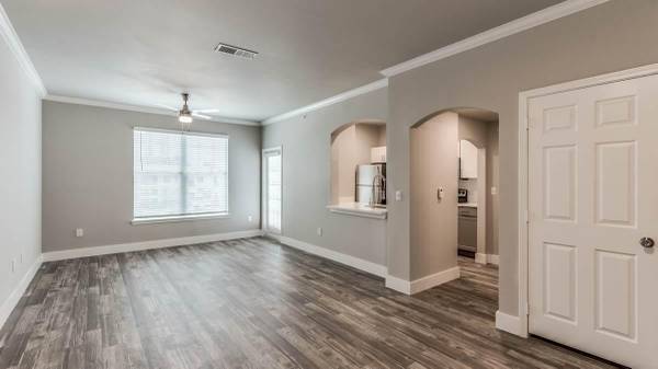 $1,035 / 1br - 726ft2 - High Ceilings & Stylish Upgrades-1, 2 & 1 BR Ready Now! (Conroe)63924167535491122