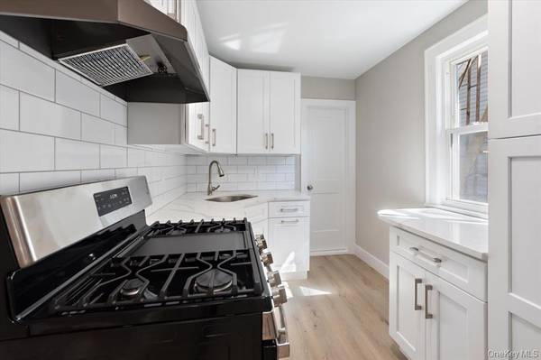 $3,650 / 3br - 1500ft2 - Tres habitaciones, dos baños con una amplia cocina comedor + lavadora/secadora. (Valhalla)63854289527427121
