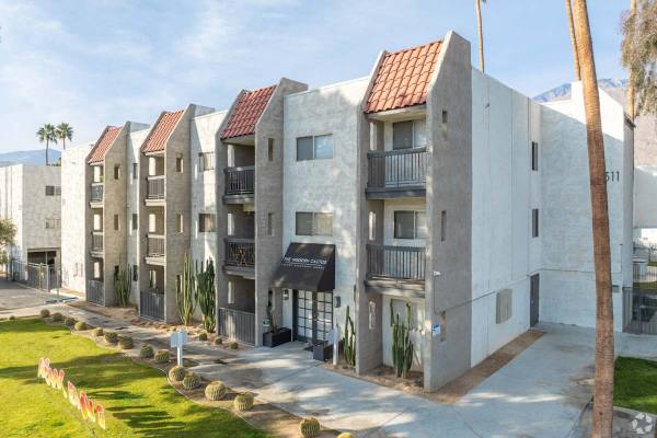 $1,479 / 476ft2 - Estudio luminoso ~ Muchas ventanas - ¡MES GRATIS EN EL SEGUNDO MES! (311 S SUNRISE WAY, PALM SPRINGS, CA)63686299595907120