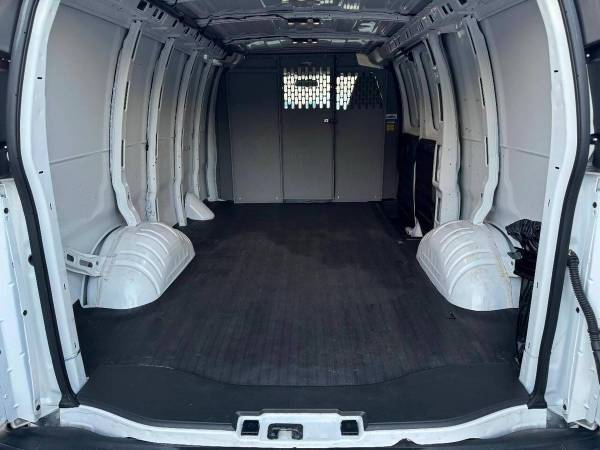2022 Chevrolet Express 3500 - Photo 8