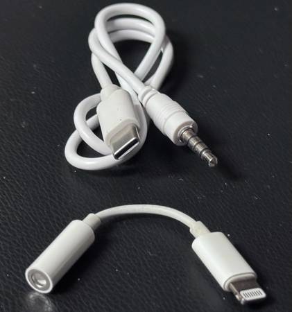 🎧 Genuine Apple Adapters: 3.5mm to Lightning, 3.5mm to USB-C (brand new) 1