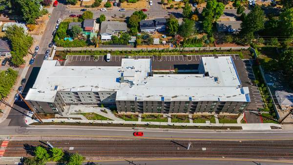 $1,760 / 3br - 1015ft2 - Laboratorio de Computación, Comunidad Cerrada, Almacenamiento para Bicicletas (16503 E Burnside St, Portland, OR)63831250865793122