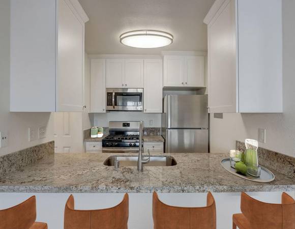$2,950 / 1br - Swimming Pool - Surf/Scuba/Kayak - Vaulted Ceiling in a One Bedroom (Carlsbad Village)63657092407299122