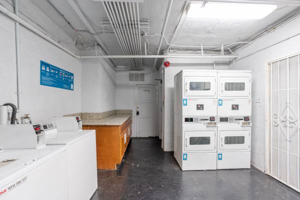 $2,345 / 1br - 900ft2 - 1650 Echo Park Apts...Newly Remodeled One Bedroom...Great Location! (Echo Park)64035740427011123