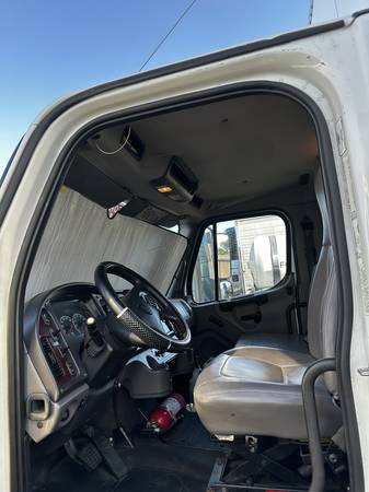 2014 Freightliner M2 106 - Photo 6