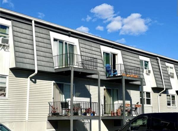 Charming 2 bedroom apartment- close to shopping and restaurants 1