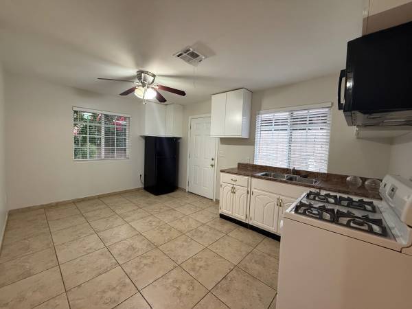 $1,750 / 2br - 2br - Guess house for rent (Indio)63668321092865122
