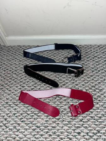 3 adjustable belts: 2 black, 1 red 1