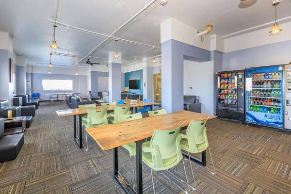 $720 / 385ft2 - Walking distance to Creighton University, Free off-street parking (Downtown Omaha)63681624284417122