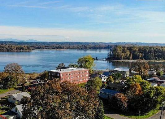 $1,365 / 1br - 500ft2 - OMG River views!! Incredible River Facing1 br.  Will go fast! (St. Helens)64038881746050122