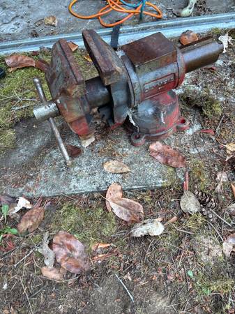 Large bench vice 1