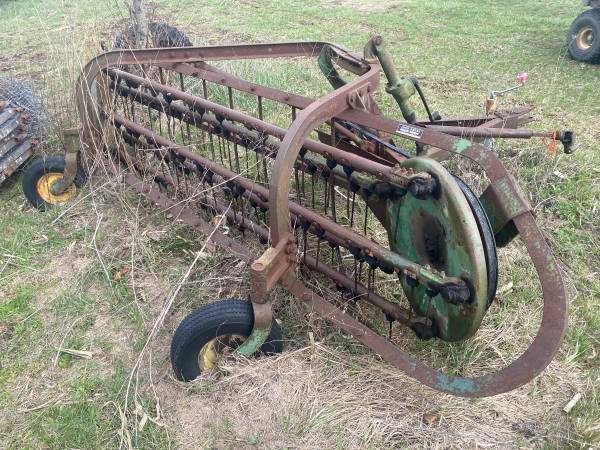 350 John Deere hay rake 1