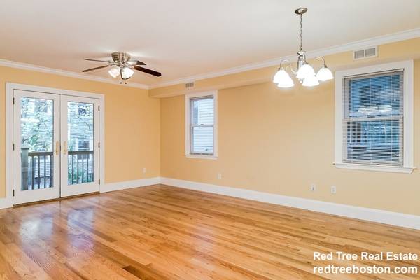$3,150 / 2br - Wonderful 2 bed 2 bath in JP w/ laundry in unit, parking included!! (Jamaica Plain)63802072764161124