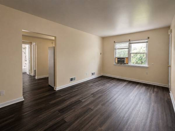 SECOND FLOOR ONE BEDROOM JUST OFF LINCOLN PARK AND ATLAS DISTRICT 1