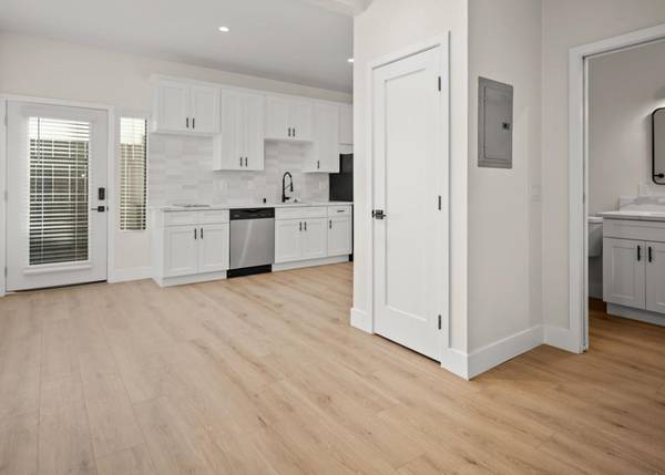 $2,695 / 2br - Near Restaurants, Shops - Gated w Intercom System, Vaulted Ceiling (San Diego)63701586549507123