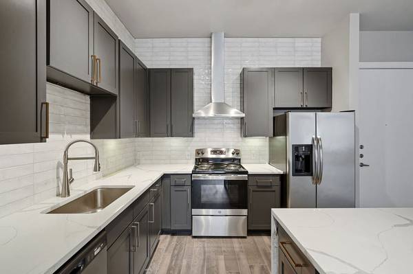 $1,589 / 1br - Un nuevo apartamento de lujo en Uptown con ¡4 SEMANAS GRATIS! (Uptown/Uptown Dallas/Dallas)63796375415297122