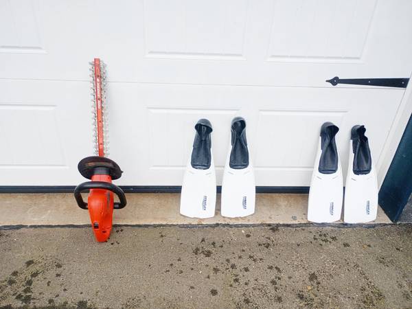  BlacBlack and  Decker hedgehog shrub trimmers DIVER FLIPPERS 1