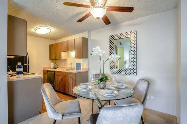 $1,180 / 2br - 840ft2 - Mascotas permitidas hasta 60 lbs., Vistas a la piscina, Pisos laminados estilo madera (Vista Grande)63658196811265120