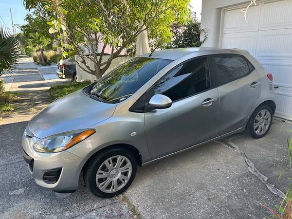 2011 Mazda 2 Sport Excelente estado 127 mil millas Segundo propietario - $4,400 (Lake Worth Beach)63479761649025122