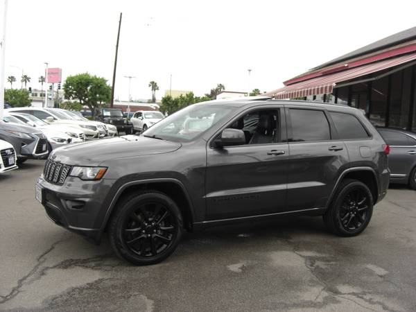 2017 Jeep Grand Cherokee Altitude 4x4 con frenos nuevos y llantas Pirelli de 20 pulgadas - $13,999 (Escondido)63470064953473122