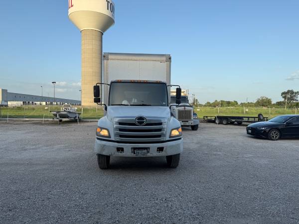 2016 Hino 268 26ft - Photo 2