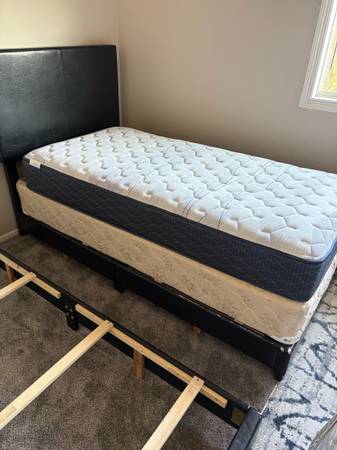 Twin beds - $300 (Salem)63435526666499122