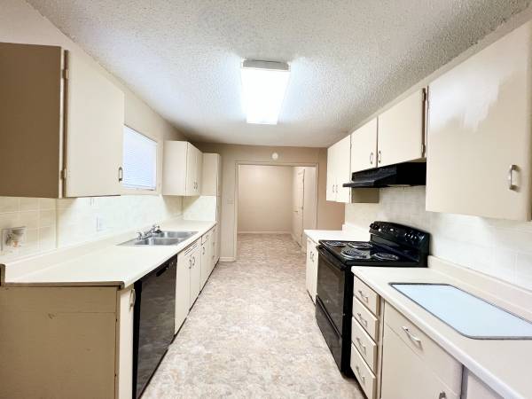 $1,100 / 3br - 1050ft2 - 3 Bedrooms For Rent! (2119) (2119 W 47th Street)63806193337473122
