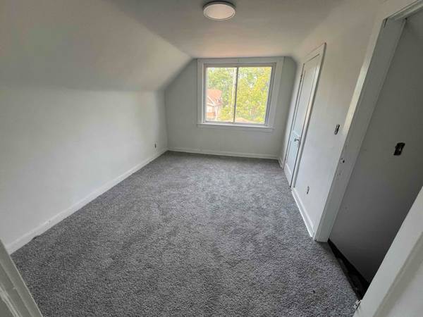 $850.00 / 1br - 700ft2 - COMPLETELY RENOVATED SPACIOS 1BR 1BATH. FREE PARKING. 5 MIN TO UNIVERS63907494126211122
