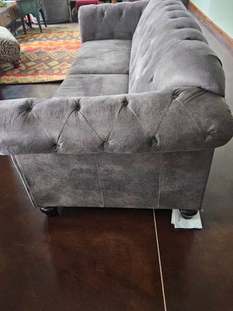 Sofa Couch Chesterfield like NEW Christamas 1