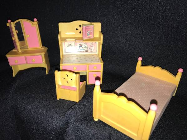 Vintage Calico Critters / Epoch Dollhouse Bedroom Furniture Set 1