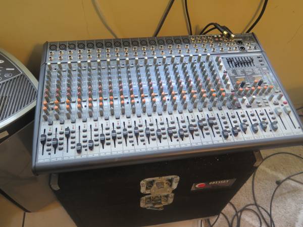 Beringer Eurodesk SX2442FX2442FX  Complete PA system 24 inputs 1