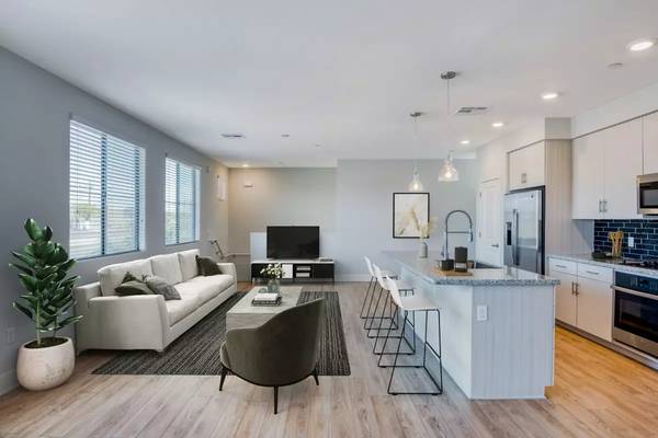 $4,241 / 3 habitaciones - 1630 pies cuadrados - ¡Hermosas vistas desde tu nuevo hogar de 3 habitaciones y 3 baños! ¡1630 pies cuadrados! (Tempe - Tempe Beach Park)63623923132035124