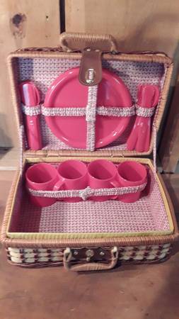 NEW Picnic basket dish set 1
