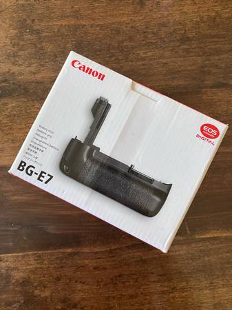 Canon BG-E7 Battery Grip 1