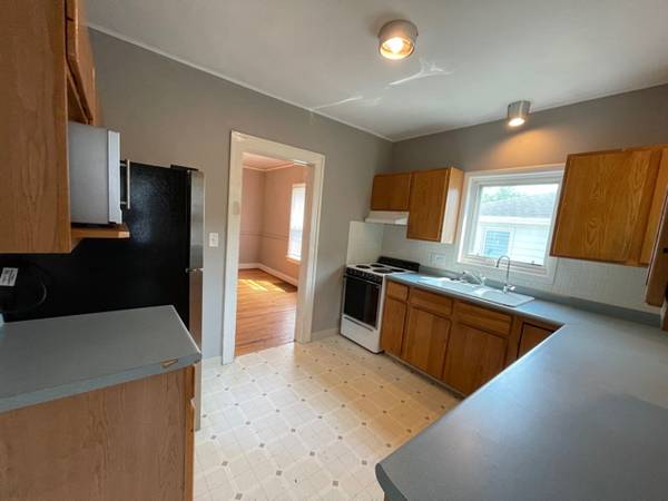 $3,200 / 4br - FALL 2026-2027! 4 Bedroom House Downtown Iowa City! Walk to Class! (605 Brookland Park Drive Iowa City IA)63976401501442122