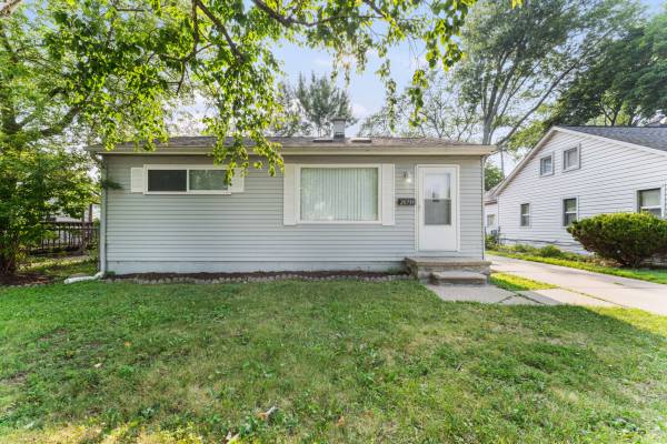 $1,695 / 3br - Southfield- Beautiful 3 Bedroom 1 Bath Home Available Now! (Southfield)63937875102723120