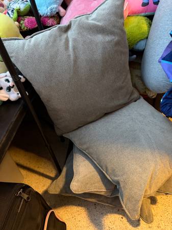 4 Decorating Pillows 1