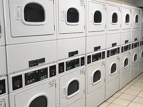$980 / 2br - 900ft2 - Alfombra, ventilador de techo, instalaciones de lavandería en el lugar63700551225729122