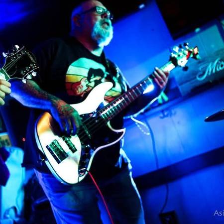 Bajista experimentado en busca de banda (Millville)