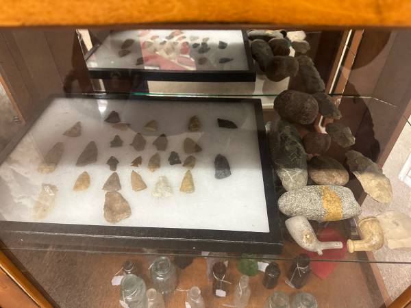 Arrowheads & artifact collection lot 1