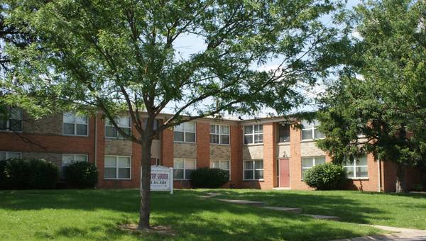 $840 / 2br - 830ft2 - Century Garden Apartments (St. Louis, Mo)63924426437762121