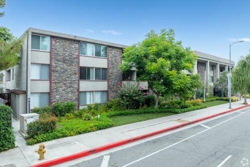 $2,155 / 1br - 715ft2 - $1,500 BONUS! Spacious 1BR w/ Fireplace + Patio (Woodland Hills)63840114640515121