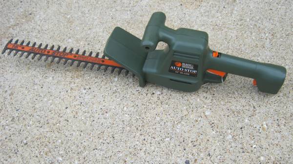 Black and Decker auto stop 16" hedge trimmer 1