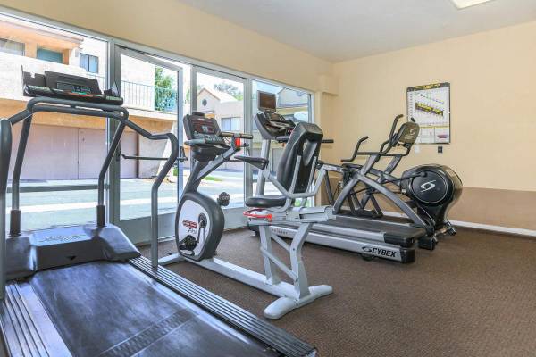 $2,399 / 2br - 945ft2 - Range and Oven, Oak Cabinets, Balcony/Patio (Santa Clarita)63876483926915121